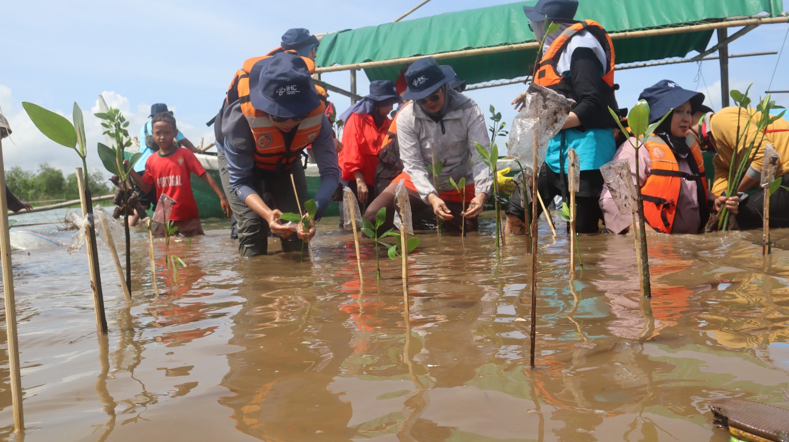 Komitmen ESG Pelestarian Lingkungan, Holding RS BUMN Ajak Perwira Tanam Mangrove