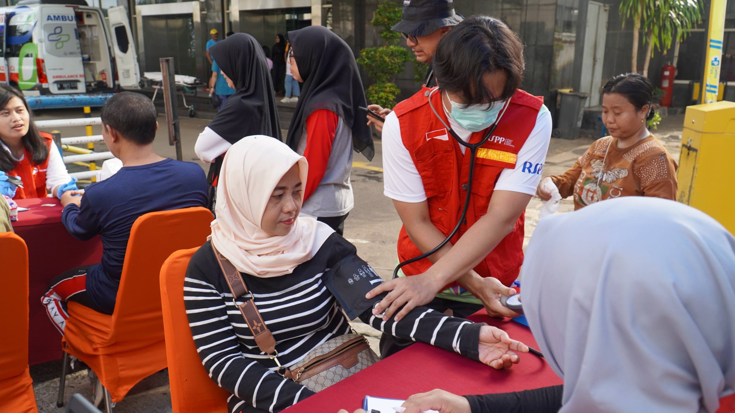 IHC Gelar Aksi Peduli di Car Free Day: Cek Kesehatan Gratis, Edukasi Hand Hygiene